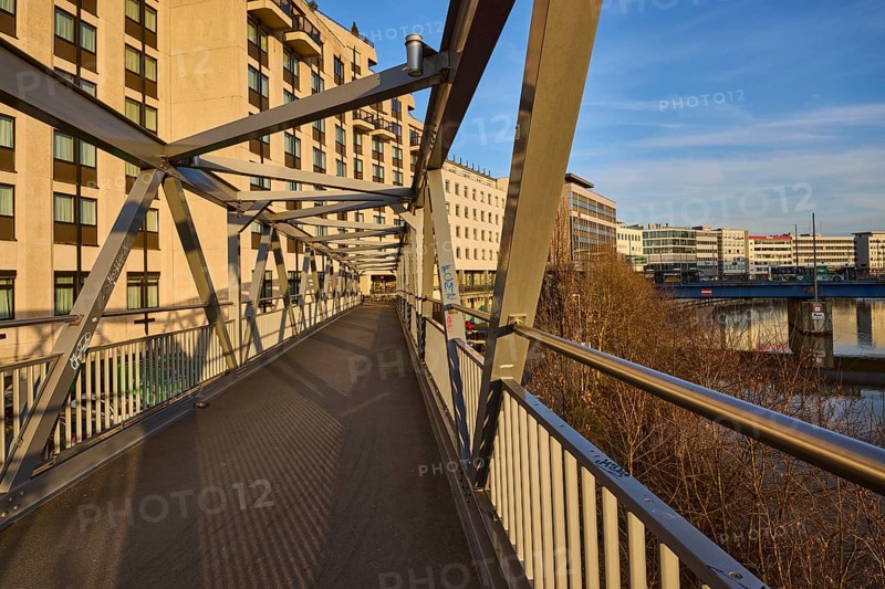 Modern architecture, footbridge, metal railing, river Saar, blue sky, cirrostratus clouds, evening light, Saarblick Steg Saarbrücken, Saarbrücken, state capital, regional association Saarbrücken, Saarland, Germany
