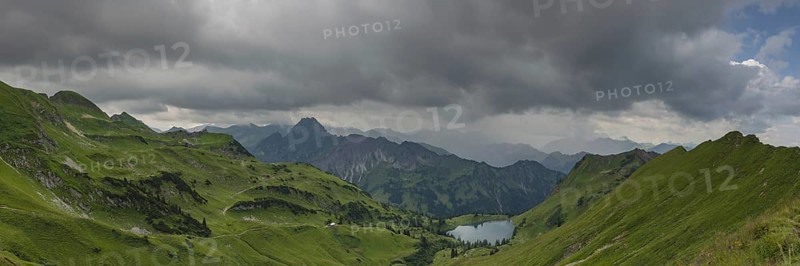 Mountain panorama from Zeigersattel to Seealpsee, on the left Höfats 2259m, in the centre, partly in clouds, the Allgäu main ridge with Trettachspitze 2595m, Mädelegabel 2645m, Bockkarkopf 2609m and Hochfrottspitze 2649m, Allgäu Alps, Allgäu, Bavaria, Germany