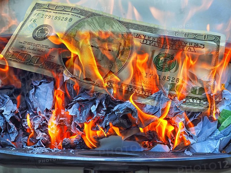 Symbolic image, Donald Trump on 100-dollar note burns in fire, Wall Street and Dax crash, President Trump erratic decisions, global tariffs, tariffs, share prices, euro, euro exchange rate, euro low, exchange rates, dollar parity, financial investment, recession worries, inflation, export, raw materials and primary products in dollars, oil in dollars, world crisis, Ukraine war, Germany, loss of democracy, autocracy, China, Russia