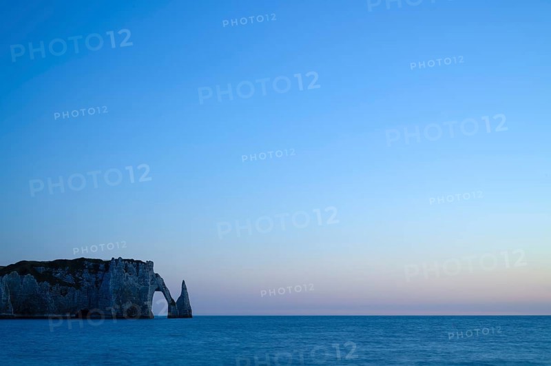 Rock arch Falaise or Porte d'Aval and rock needle Aiguille, Étretat, sea, steep coast, cliffs, chalk cliffs, alabaster coast, La Côte d'Albâtre, sunset, evening mood, atmospheric, Normandy, Seine-Maritime, France