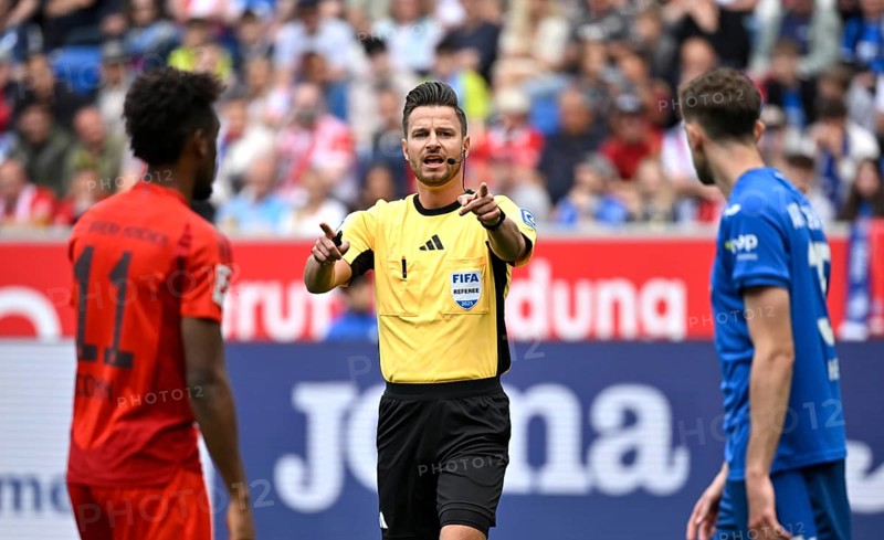 Referee Referee Daniel Schlager cautions Kingsley Coman FC Bayern Munich FCB (11) Arthur Chaves TSG 1899 Hoffenheim (35) Gesture Gesture PreZero Arena, Sinsheim, Baden-Württemberg, Germany