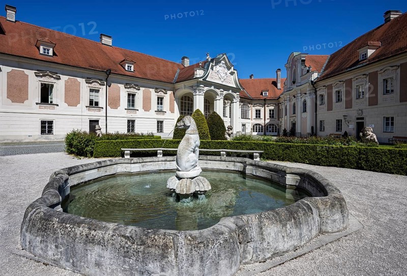 Fountain in the courtyard, Lamberg Castle, Steyr, Traunviertel, Upper Austria, Austria
