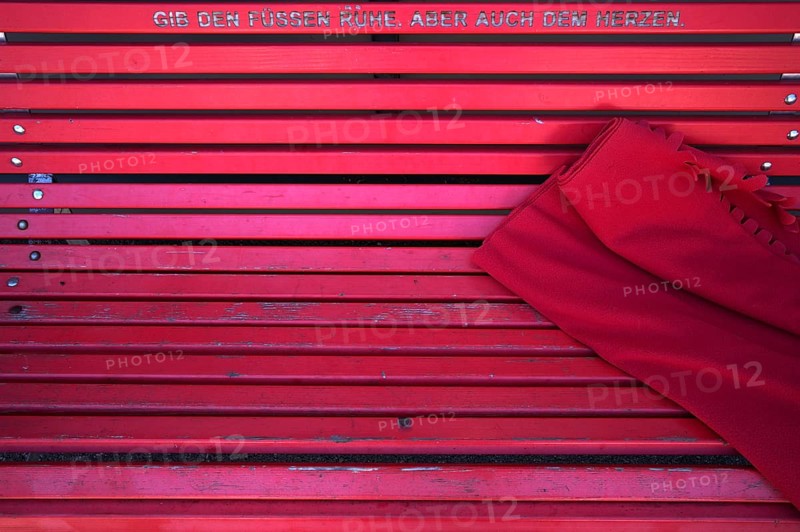 Bench, park bench, red, blanket, saying GIB DEN FÜSSEN RUHE, ABER AUCH DEM HERZEN, Sempach, Canton Lucerne, Switzerland