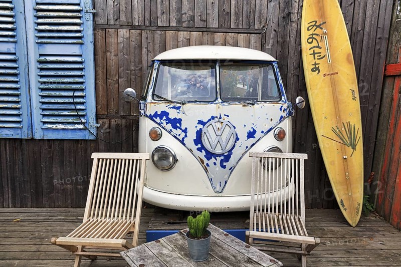 Original terrace, front of VW bus T1, Bulli, vintage car, wooden facade with surfboard as decoration, table and wooden chairs, café, beach bar, Hüde, Dümmer, Dümmer-See, Germany