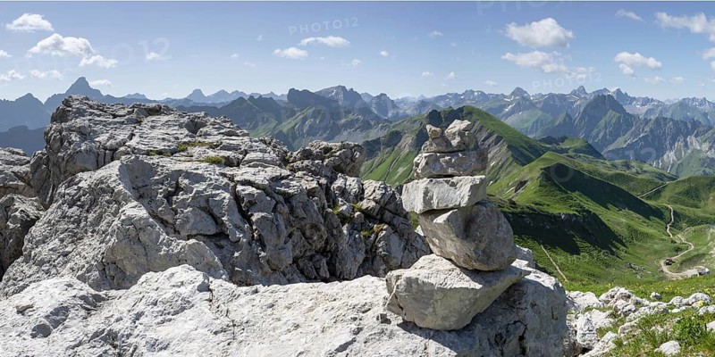 Mountain panorama from the Koblat-Höhenweg on the Nebelhorn, behind left the Hochvogel, 2592m, in the centre the Schneck, 2268m, and on the right the Höfats, 2258m, Allgäu Alps, Allgäu, Bavaria, Germany