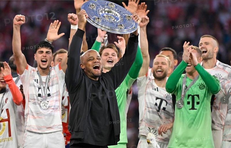 FC Bayern Munich FCB celebrates 34th championship title, championship celebration, championship trophy, trophy, cup, coach Vincent Kompany Aleksandar Pavlovic (45) Goalkeeper Daniel Peretz (18) Eric Dier (15) Konrad Laimer FC (27) Allianz Arena, Munich, Bavaria, Germany