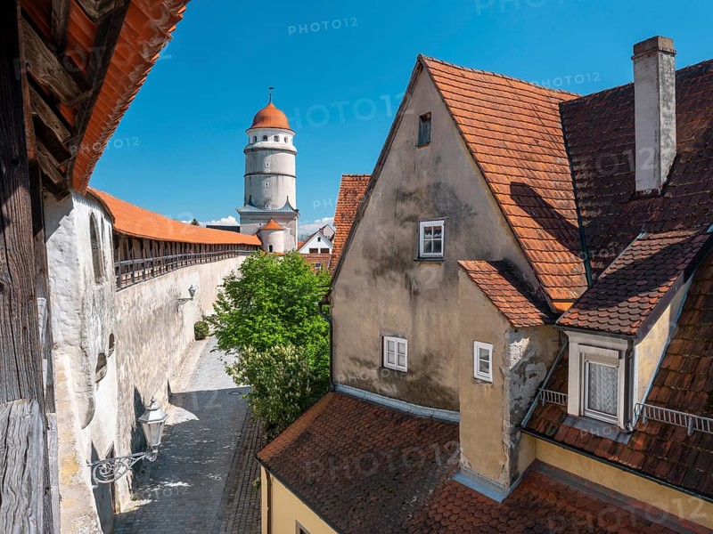 Medieval town wall with battlements, Löpsinger Tor, rebuilt around 1590, Löpsinger Mauer, Nördlingen, Bavaria, Germany