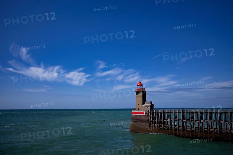 Sea, lighthouse Feu de la jetée Sud, lighthouse, red, harbour entrance, pier, Fécamp, Normandy, Seine-Maritime, France