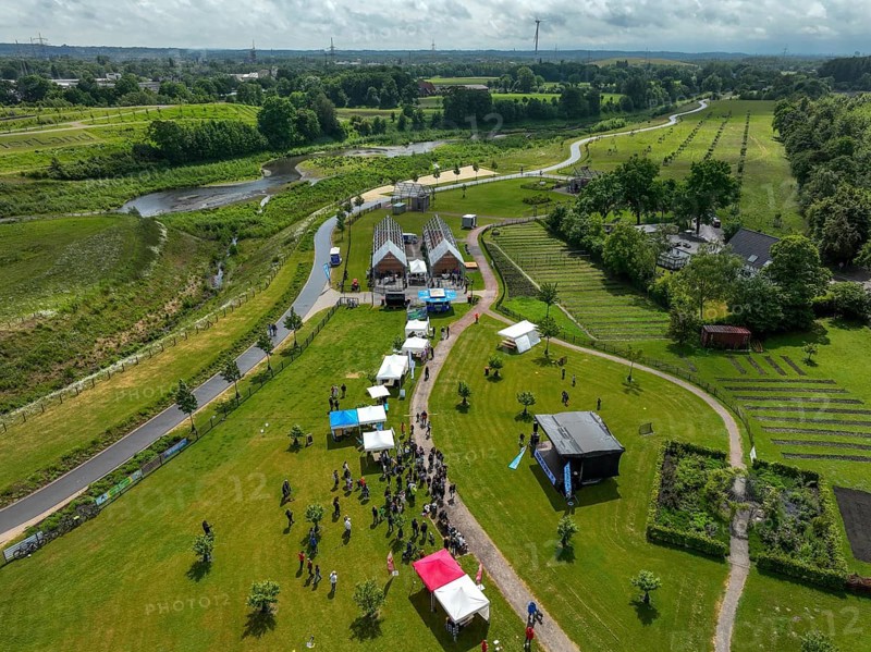 Recklinghausen, Castrop-Rauxel, Ruhr area, North Rhine-Westphalia, Germany - Sports festival in the EMSCHERLAND adventure park, a new nature and water adventure park on the renaturalised Emscher, at the water cross of the Emscher with the Rhine-Herne Canal on the city boundary of Recklinghausen and Castrop-Rauxel. Flood protection by expanding the area. The ecological focus at the confluence of the Suderwicher Bach and Emscher will also become a future garden for the International Garden Exhibition IGA 2027. Before the renaturalisation, the Emscher river system was an open, above-ground wastewater channel, combined sewer with surface water and wastewater