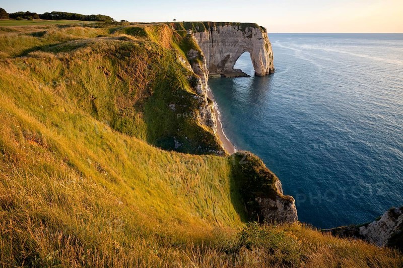 Rock arch Falaise or Porte La Manneporte, Jambourg beach, Étretat, sea, steep coast, cliffs, chalk cliffs, alabaster coast, La Côte d'Albâtre, evening mood, Normandy, Seine-Maritime, France
