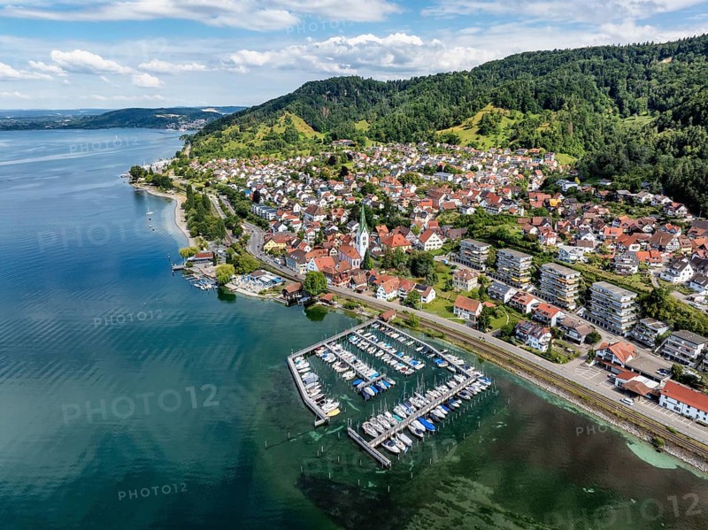 Luftbild von der Ortschaft Sipplingen am Bodensee bei sommerlicher Vegetation, gegenüber der Bodanrück, Bodenseekreis Baden-Württemberg, Deutschland