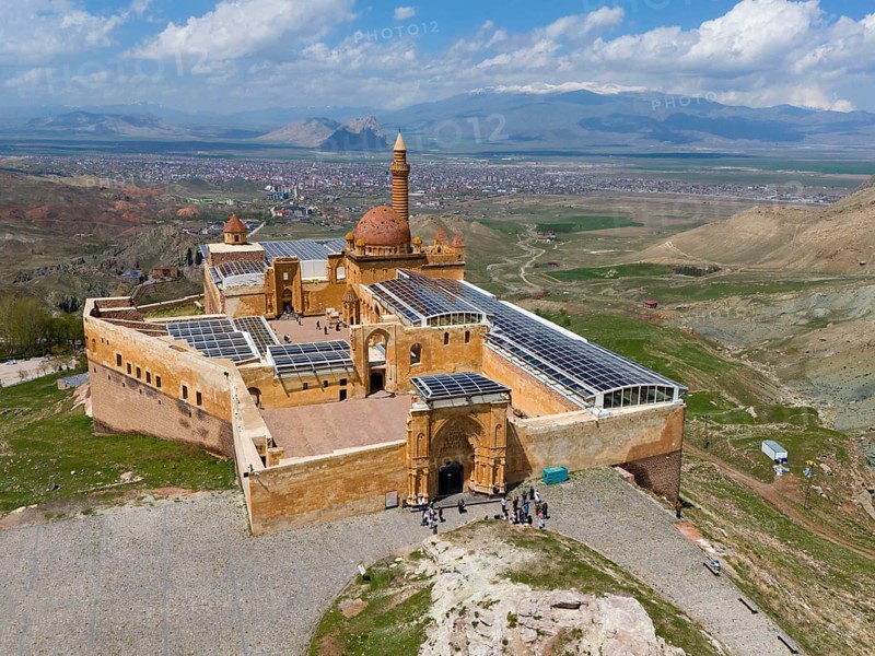 Aerial view of an old fortification with visitors, embedded in green mountain landscape, Ishak Pasha Palace, Ishak Pasha Palace, Ishak Pasa Sarayi, Ottomans, Dogubayazit, Dogubayazit, Dogubeyazit, Agri Province, Agri, Eastern Anatolia, Anatolia, Turkey
