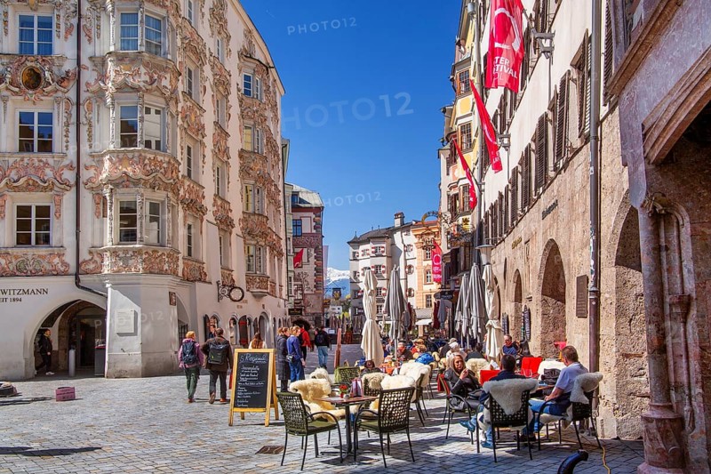 Street café in front of the historic Helblinghaus on Herzog-Friedrich-Strasse in the historic city centre, Innsbruck, Inntal, Tyrolean Alps, Tyrol, Austria