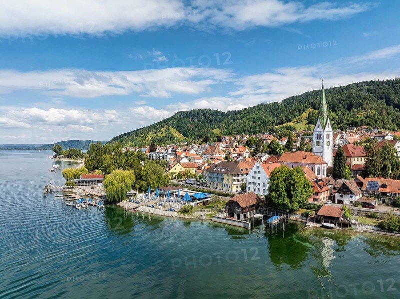 Luftbild von der Ortschaft Sipplingen am Bodensee bei sommerlicher Vegetation, gegenüber der Bodanrück, Bodenseekreis Baden-Württemberg, Deutschland