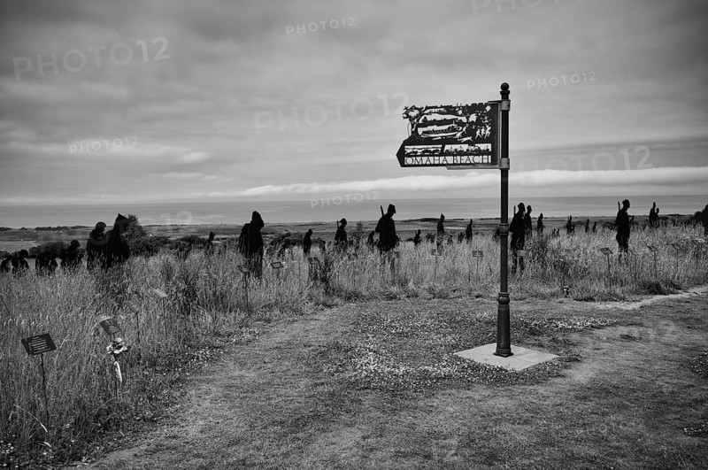 Installation, sign Omaha Beach, Standing with Giants, honours the victims of the fallen British soldiers by personification, British Normandy Memorial, war memorial, black and white, Ver-sur-Mer, D-Day, Operation Overlord, Gold Beach, Normandy, Calvados, France