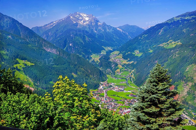 View of the village with Finkenberg and the Grinbergspitzen 2884m, Mayrhofen, Zillertal, Zillertal Alps, Tyrol, Austria