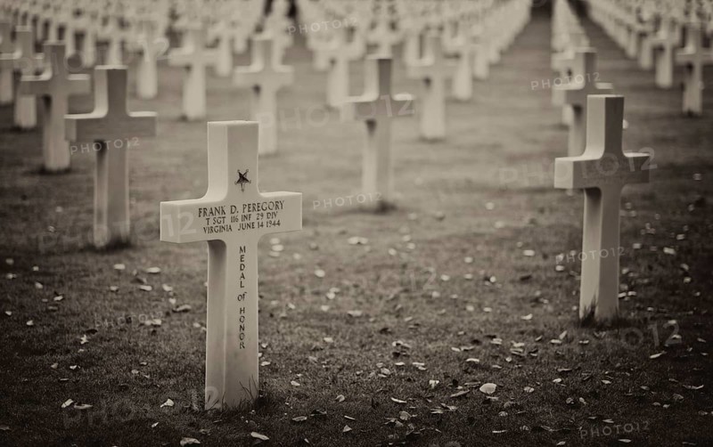 Tag Medal of Honour, grave of Frank D. Peregory, gravestones, war graves, soldiers' graves, military cemetery, Normandy American Cemetery and Memorial, Omaha Beach, D-Day, Operation Overlord, Saint-Laurent-sur-Mer near Colleville-sur-Mer, black and white, vintage, Normandy, Calvados, France