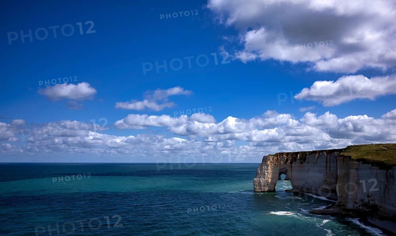 Rock arch Falaise or Porte La Manneporte, behind it Falaise or Porte d'Aval, Étretat, sea, cliffs, cliffs, chalk cliffs, alabaster coast, La Côte d'Albâtre, Normandy, Seine-Maritime, France