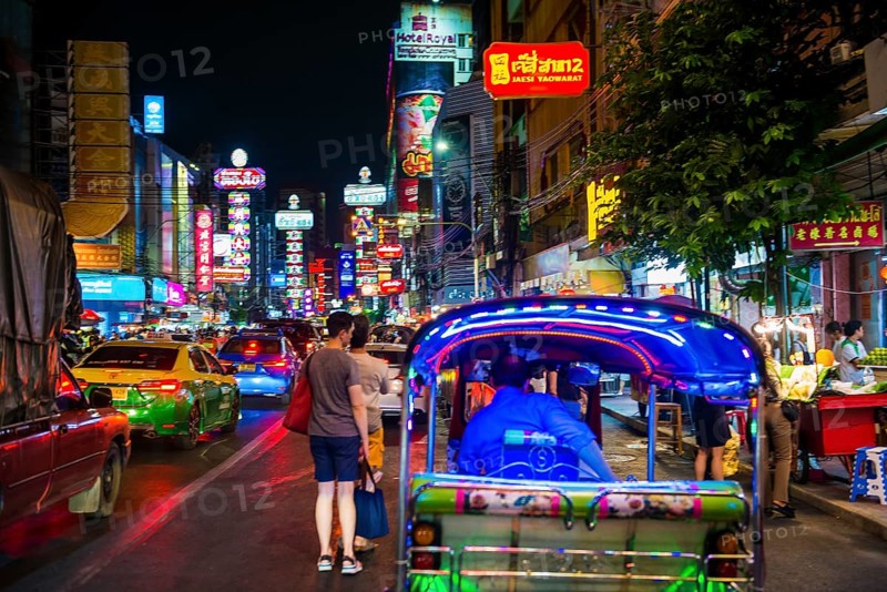 Shopping street with neon signs and street restaurants, nightlife, Yaowarat Road, Chinatown, Bangkok, Thailand