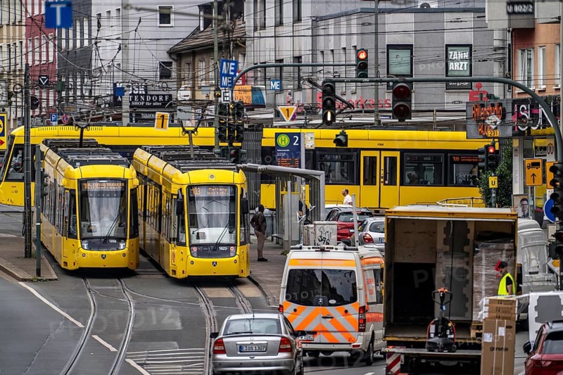 Ruhrbahn tram, on Altendorfer Straße, intersection Helenenstraße, in Essen, rush hour, traffic, Essen, North Rhine-Westphalia, Germany