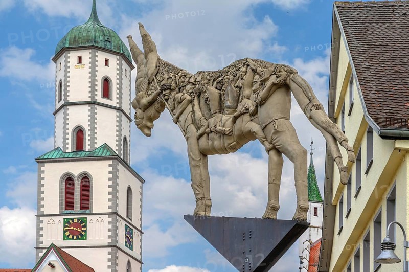 Monument: The trial for the donkey's shadow, created by the artist Peter Lenk, market square, behind the tower of the parish church of St Martin, Biberach an der Riß, Baden-Württemberg, Germany
