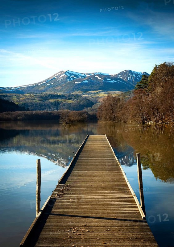 Lake Chambon in autumn, Massif of Sancy in the background, Regional Nature Park of the Volcanoes of Auvergne, Puy de Dome department, Auvergne, France