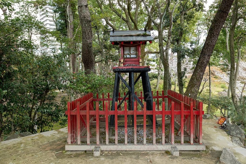 Inari-jinja Shrine on Mount Kifuku in Shukkei-en with blossoming cherry trees, sakura, and Takuei-chi pond in spring, historical Japanese strolling garden, Japanese garden, green area, tourist attraction, sight, Naka-ku, Hiroshima, Japan