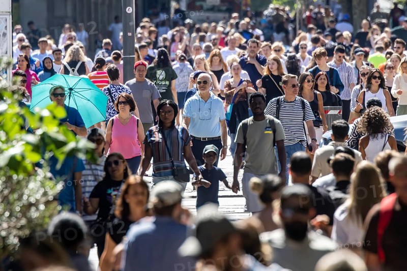 In the sunshine, many people stroll through Stuttgart's Königstraße pedestrian zone. Stuttgart, Baden-Württemberg, Germany