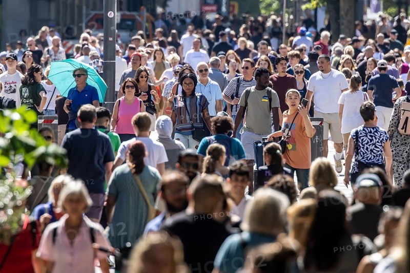 In the sunshine, many people stroll through Stuttgart's Königstraße pedestrian zone. Stuttgart, Baden-Württemberg, Germany