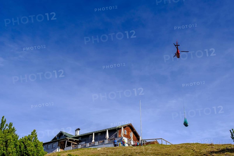 Helicopter, loads on the mountain, at the Wankhaus, Wank, Garmisch-Partenkirchen, Werdenfelser Land, Upper Bavaria, Bavaria, Germany