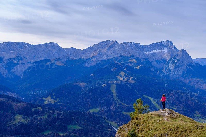 Mountaineers on the panorama trail, on the Wank, behind Zugspitze, Garmisch-Partenkirchen, Werdenfelser Land, Upper Bavaria, Bavaria, Germany