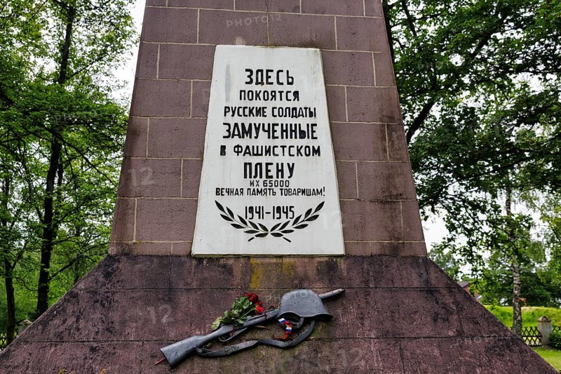 Obelisk with inscription in Russian, cemetery of honour of Soviet war dead, prisoner-of-war camp, World War II, Stalag 326 VI K Senne memorial, Schloss Holte-Stukenbrock, Senne nature reserve, North Rhine-Westphalia, Germany