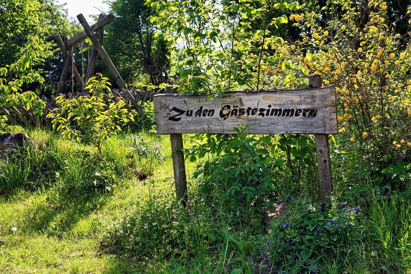Wooden sign in the garden, summer, inscription, To the guest rooms, country inn, Rischenau, LÃ¼gde, Weserbergland, North Rhine-Westphalia, Germany
