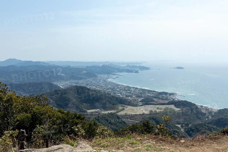 View of the sea and the town of Hama-Kanaya just in front of the summit of Mount Nokogiri, Mount Nokogiri, mountain landscape along the Shariki-michi Trail, Hamakanaya, Futtsu, Chiba Prefecture, Japan