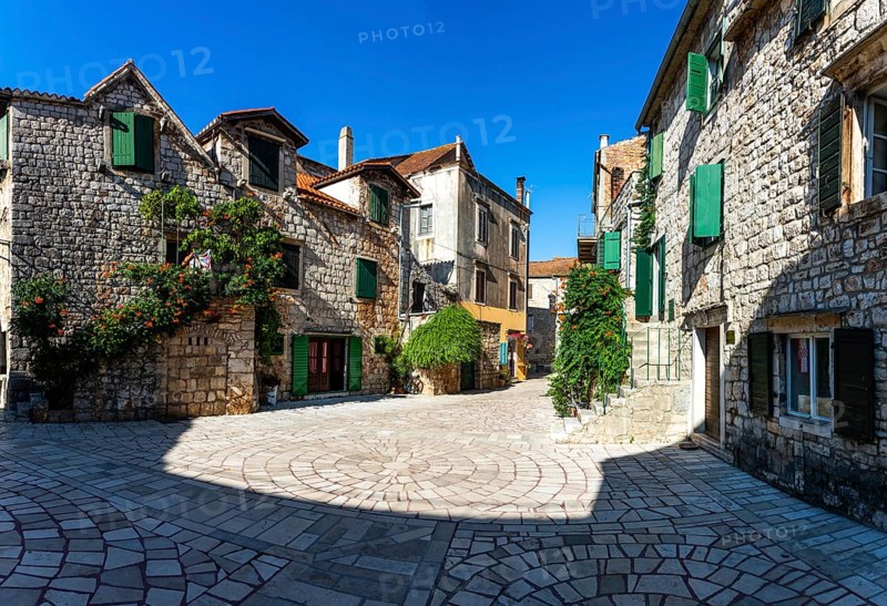 Stone houses in the old town centre, Trg Skor, Skor Square, Starigrad, island of Hvar, Dalmatia, Croatia