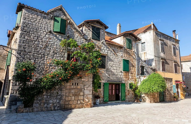 Stone houses in the old town centre, Trg Skor, Skor Square, Starigrad, island of Hvar, Dalmatia, Croatia