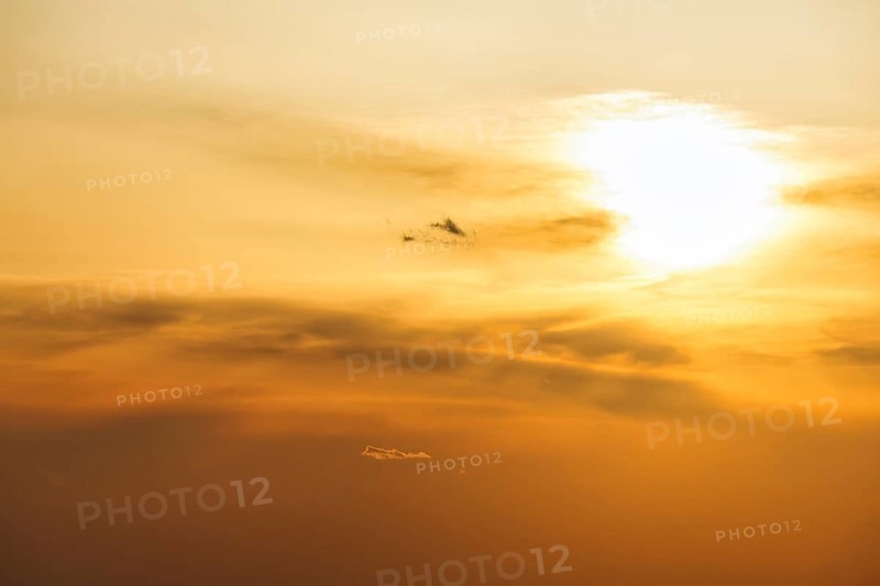 Evening sun behind cirrus, golden evening sky, full-frame, Oia, Thira, Santorini, Cyclades, Greece