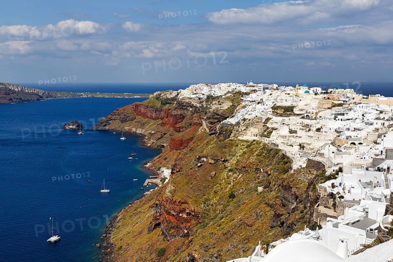 View of the village at the edge of the caldera, cliffs, Oia, Thira, Santorini, Cyclades, Greece