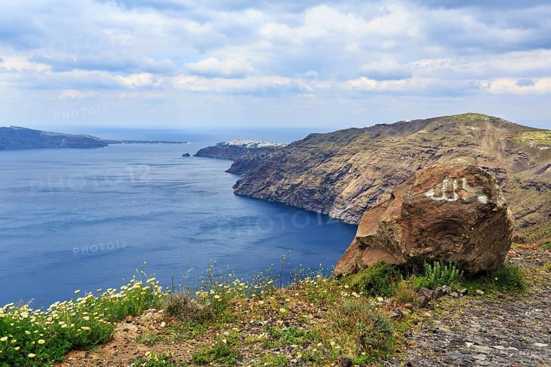 Edge of the caldera, cliffs, view of the sea, hiking trail from Fira to Oia, Thira, Santorini, Cyclades, Greece