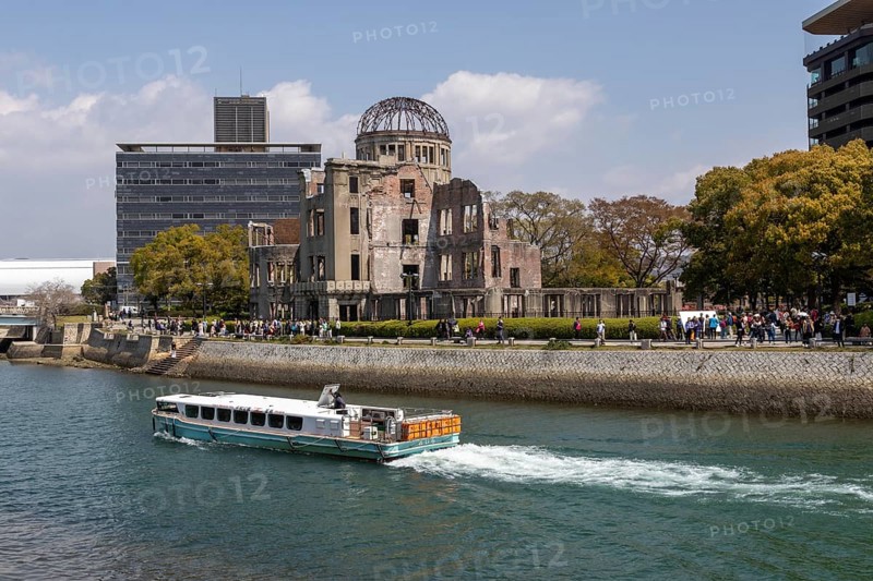 Excursion boat and atomic bomb dome, Atomic Bomb Dome, ruins of the former Chamber of Commerce and Industry building, tourist attraction, UNESCO World Heritage Site, peace memorial and memorial to the victims of the atomic bombing of Hiroshima in the Peace Park on the Otagawa River, Naka Ward, Hiroshima, Japan