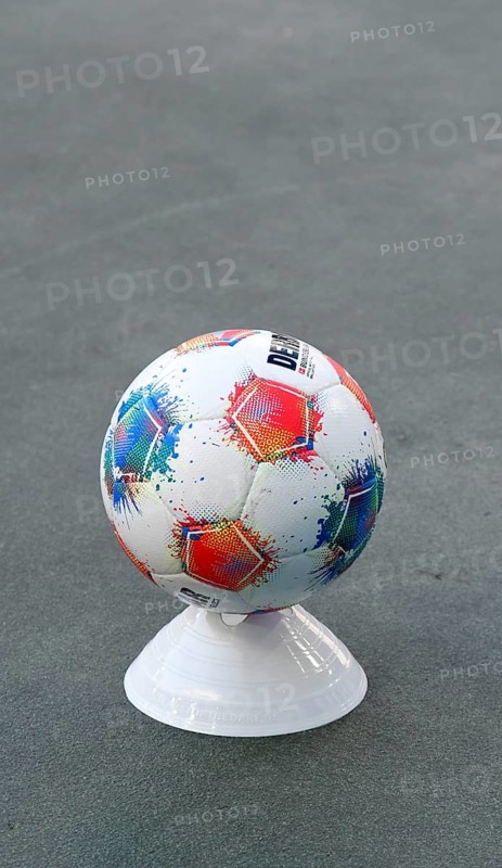 Borussia Park Mönchengladbach, 24.8.2025 Football: Bundesliga season 2025/26 1st matchday, Borussia Mönchengladbach (BMG, white) vs Hamburger Sportverein (HSV, blue) _ Derbystar match ball on cone on the sideline ready for throw-in