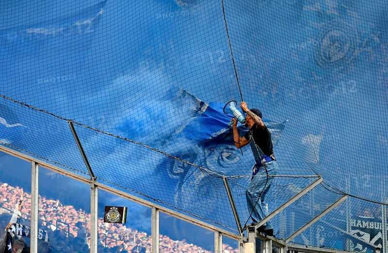Borussia Park Mönchengladbach, 24.8.2025 Football: Bundesliga Season 2025/26 1st Matchday, Borussia Mönchengladbach (BMG, white) vs Hamburger Sportverein (HSV, blue) _ Pre-singer and Ultra HSV Fans in the guest fan block in blue smoke _ DFL REGULATIONS PROHIBIT ANY USE OF PHOTOGRAPHS AS IMAGE SEQUENCES AND/OR QUASI-VIDEO