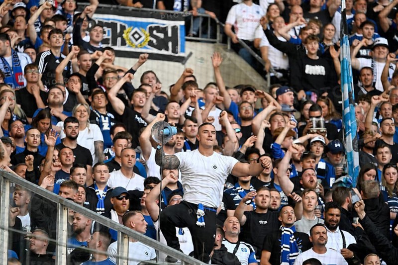 Borussia Park Mönchengladbach, 24.8.2025 Football: Bundesliga season 2025/26 1st matchday, Borussia Mönchengladbach (BMG, white) vs Hamburger Sportverein (HSV, blue) _ Pre-singer and Ultra HSV fans in the guest fan block _ DFL REGULATIONS PROHIBIT ANY USE OF PHOTOGRAPHS AS IMAGE SEQUENCES AND/OR QUASI-VIDEO