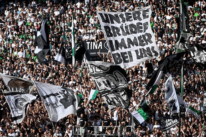 Borussia Park Mönchengladbach, 24.8.2025 Football: Bundesliga Season 2025/26 1st Matchday, Borussia Mönchengladbach (BMG, white) vs Hamburger Sportverein (HSV, blue) _ Fans on the North Curve with flags, slogan Unsere Brüder immer bei uns _ DFL REGULATIONS PROHIBIT ANY USE OF PHOTOGRAPHS AS IMAGE SEQUENCES AND/OR QUASI-VIDEO