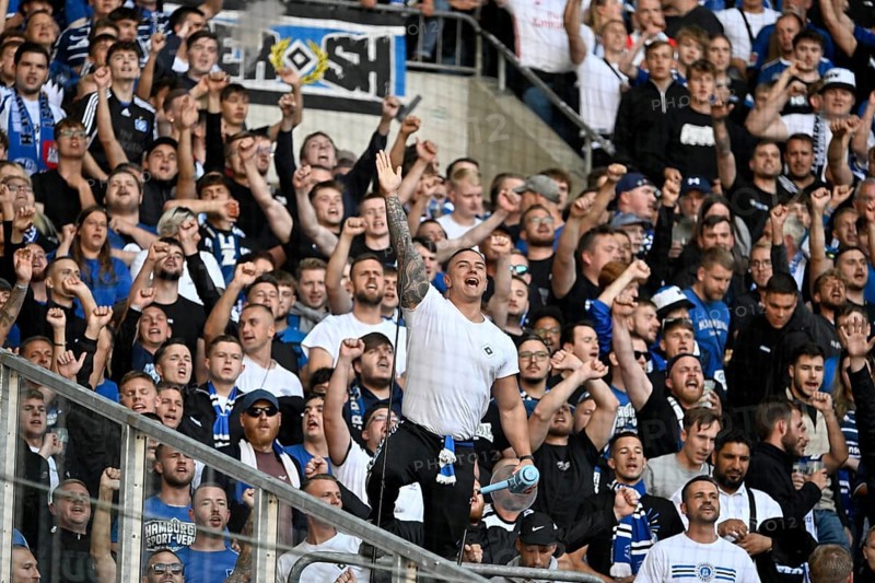 Borussia Park Mönchengladbach, 24.8.2025 Football: Bundesliga season 2025/26 1st matchday, Borussia Mönchengladbach (BMG, white) vs Hamburger Sportverein (HSV, blue) _ Pre-singer and Ultra HSV fans in the guest fan block _ DFL REGULATIONS PROHIBIT ANY USE OF PHOTOGRAPHS AS IMAGE SEQUENCES AND/OR QUASI-VIDEO