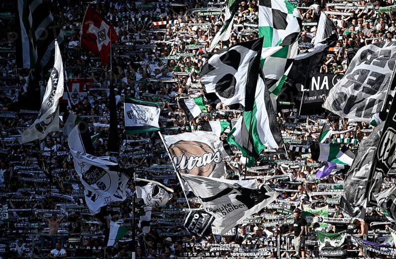 Borussia Park Mönchengladbach, 24.8.2025 Football: Bundesliga Season 2025/26 1st Matchday, Borussia Mönchengladbach (BMG, white) vs Hamburger Sportverein (HSV, blue) _ Fans on the North Curve with Ultras Flag _ DFL REGULATIONS PROHIBIT ANY USE OF PHOTOGRAPHS AS IMAGE SEQUENCES AND/OR QUASI-VIDEO