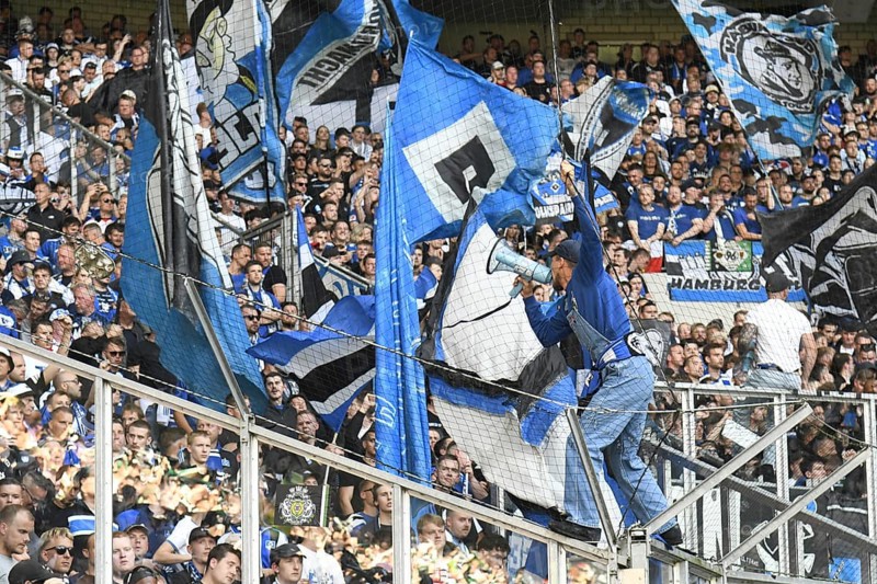 Borussia Park Mönchengladbach, 24.8.2025 Football: Bundesliga season 2025/26 1st matchday, Borussia Mönchengladbach (BMG, white) vs Hamburger Sportverein (HSV, blue) _ Pre-singer and Ultra HSV fans in the guest fan block _ DFL REGULATIONS PROHIBIT ANY USE OF PHOTOGRAPHS AS IMAGE SEQUENCES AND/OR QUASI-VIDEO