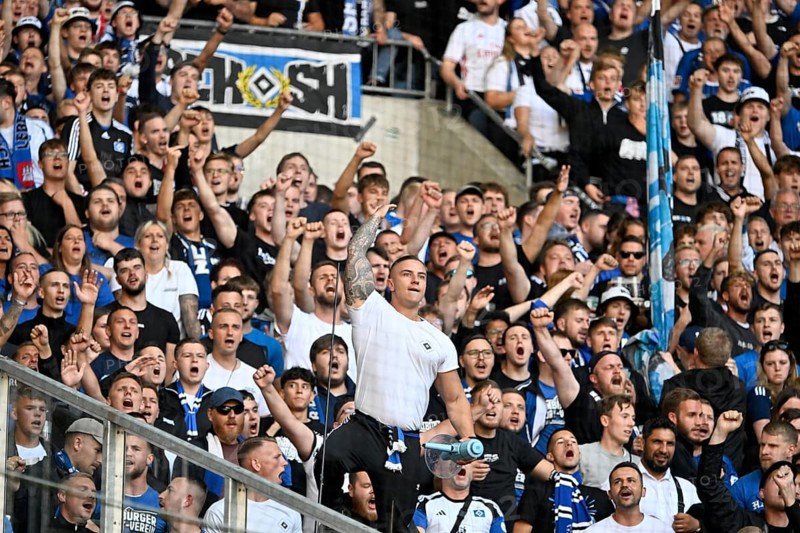 Borussia Park Mönchengladbach, 24.8.2025 Football: Bundesliga season 2025/26 1st matchday, Borussia Mönchengladbach (BMG, white) vs Hamburger Sportverein (HSV, blue) _ Pre-singer and Ultra HSV fans in the guest fan block _ DFL REGULATIONS PROHIBIT ANY USE OF PHOTOGRAPHS AS IMAGE SEQUENCES AND/OR QUASI-VIDEO