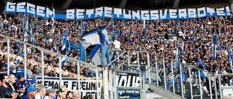 Borussia Park Mönchengladbach, 24.8.2025 Football: Bundesliga season 2025/26 1st matchday, Borussia Mönchengladbach (BMG, white) vs Hamburger Sportverein (HSV, blue) _ Pre-singer and Ultra HSV fans in the guest fan block under banner against entry bans! DFL REGULATIONS PROHIBIT ANY USE OF PHOTOGRAPHS AS IMAGE SEQUENCES AND/OR QUASI-VIDEO
