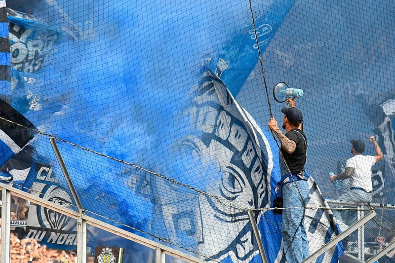 Borussia Park Mönchengladbach, 24.8.2025 Football: Bundesliga season 2025/26 1st matchday, Borussia Mönchengladbach (BMG, white) vs Hamburger Sportverein (HSV, blue) - HSV Ultras, blue smoke DFL REGULATIONS PROHIBIT ANY USE OF PHOTOGRAPHS AS IMAGE SEQUENCES AND/OR QUASI-VIDEO